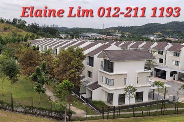 Rawang Taman Sari Freehold New 3 Sty Garden Luxury Corner House For Sale. Surround by Green. 1.5Km from Rawang Toll. Near AEON, International School.