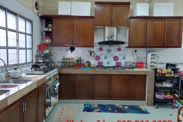 Kepong Bandar Sri Damansara 2 Storey End Lot House For Sale. Freehold Renovated, matured township near amenities, Schools, Banks. 