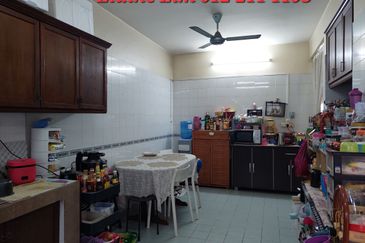 Kepong Bandar Sri Damansara 2 Storey End Lot House For Sale. Freehold Renovated, matured township near amenities, Schools, Banks. 