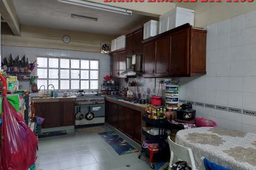 Kepong Bandar Sri Damansara 2 Storey End Lot House For Sale. Freehold Renovated, matured township near amenities, Schools, Banks. 