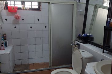 Kepong Bandar Sri Damansara 2 Storey End Lot House For Sale. Freehold Renovated, matured township near amenities, Schools, Banks. 