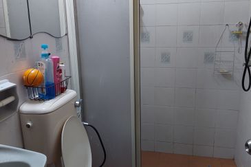 Kepong Bandar Sri Damansara 2 Storey End Lot House For Sale. Freehold Renovated, matured township near amenities, Schools, Banks. 