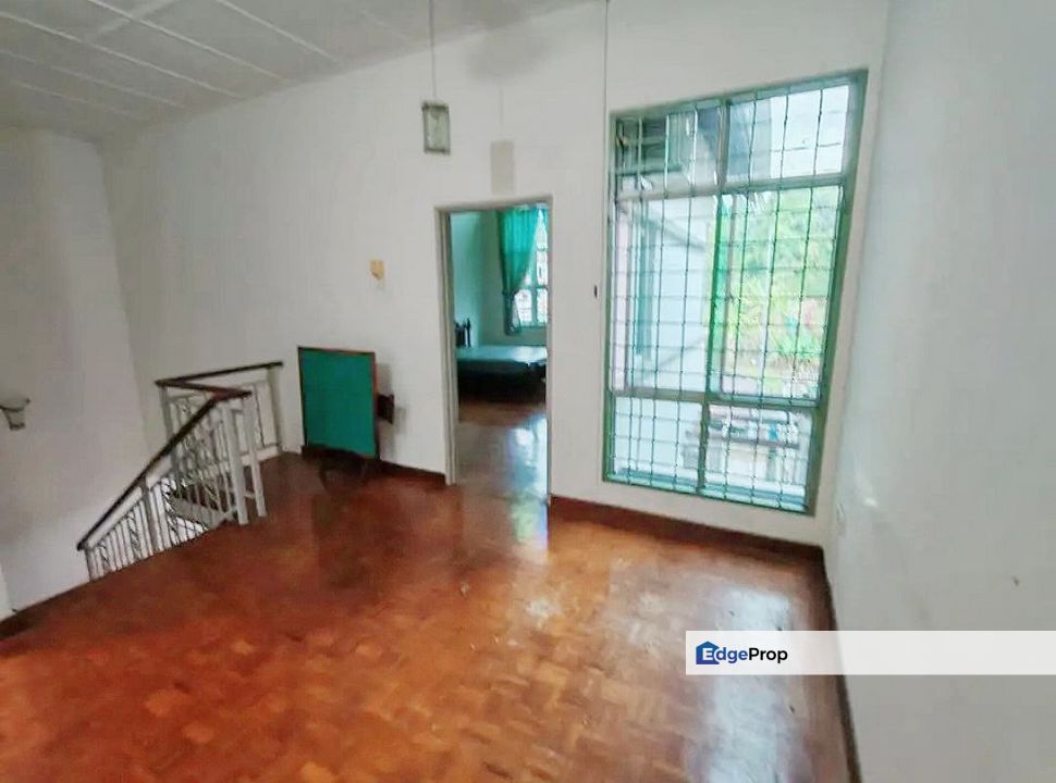 Freehold double storey landed house renovated and guarded at impian emas skudai, Johor, Skudai