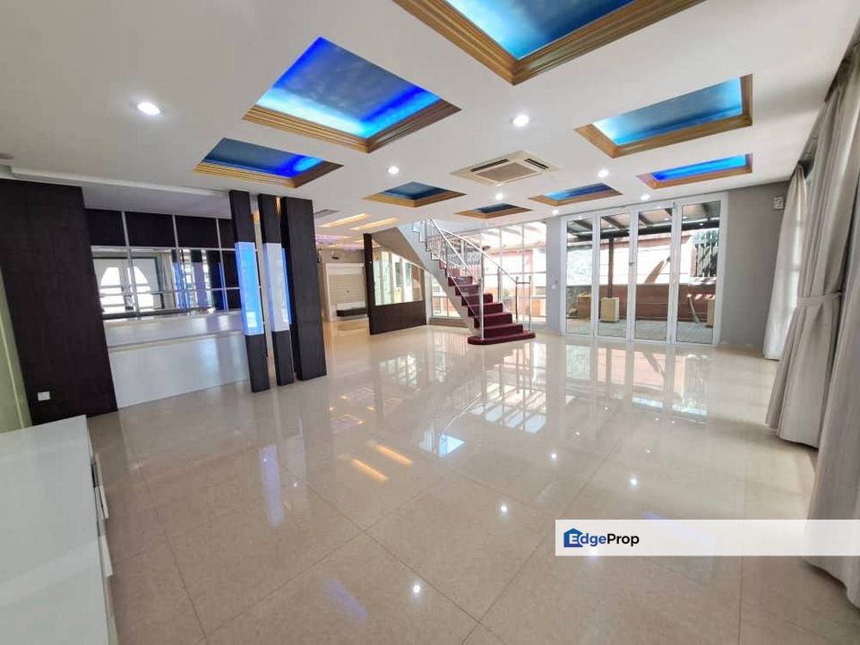 Freehold double storey semi d renovated and guarded at sutera utama skudai, Johor, Skudai