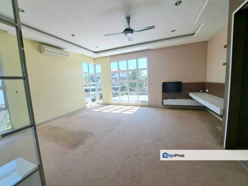 Freehold double storey semi d renovated and guarded at sutera utama skudai, Johor, Skudai