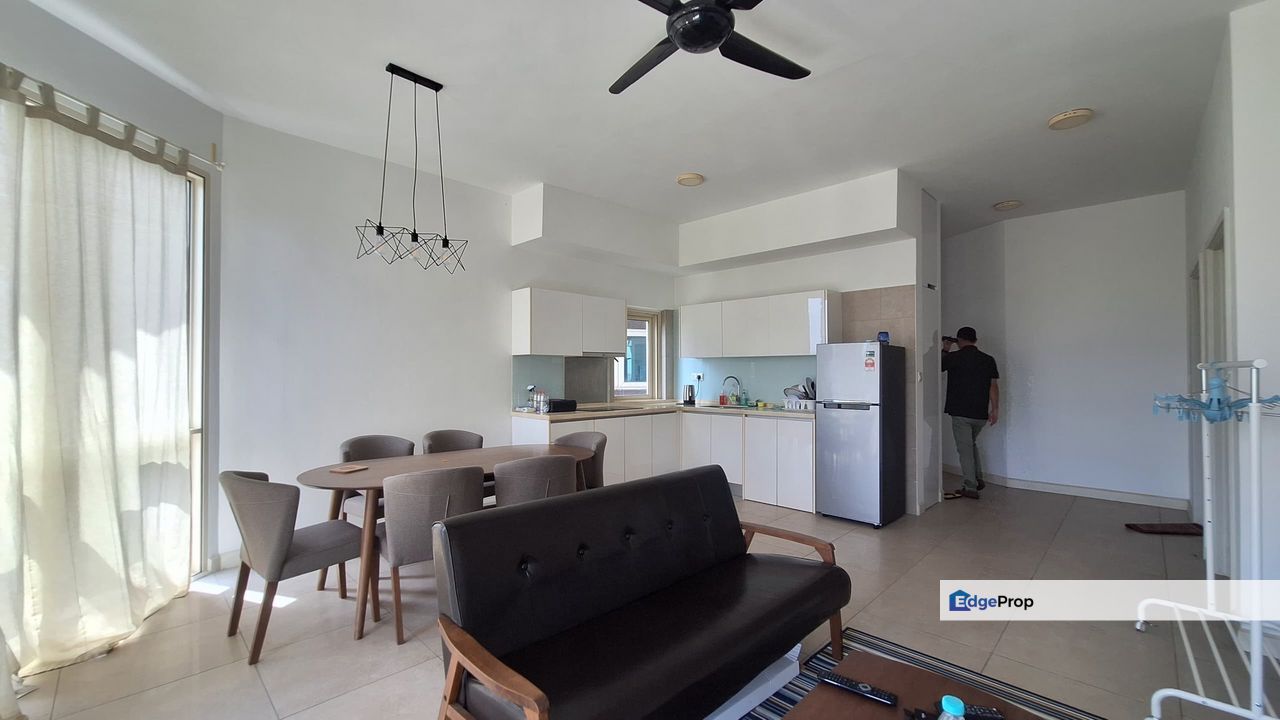 Full loan 1 room service apartment at afiniti residence medini, Johor, 