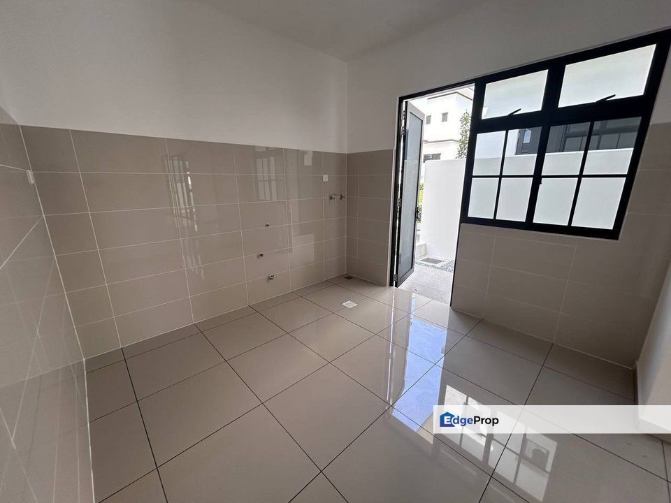 Freehold double storey corner lot garden house guarded at eco botanic iskandar puteri, Johor, 