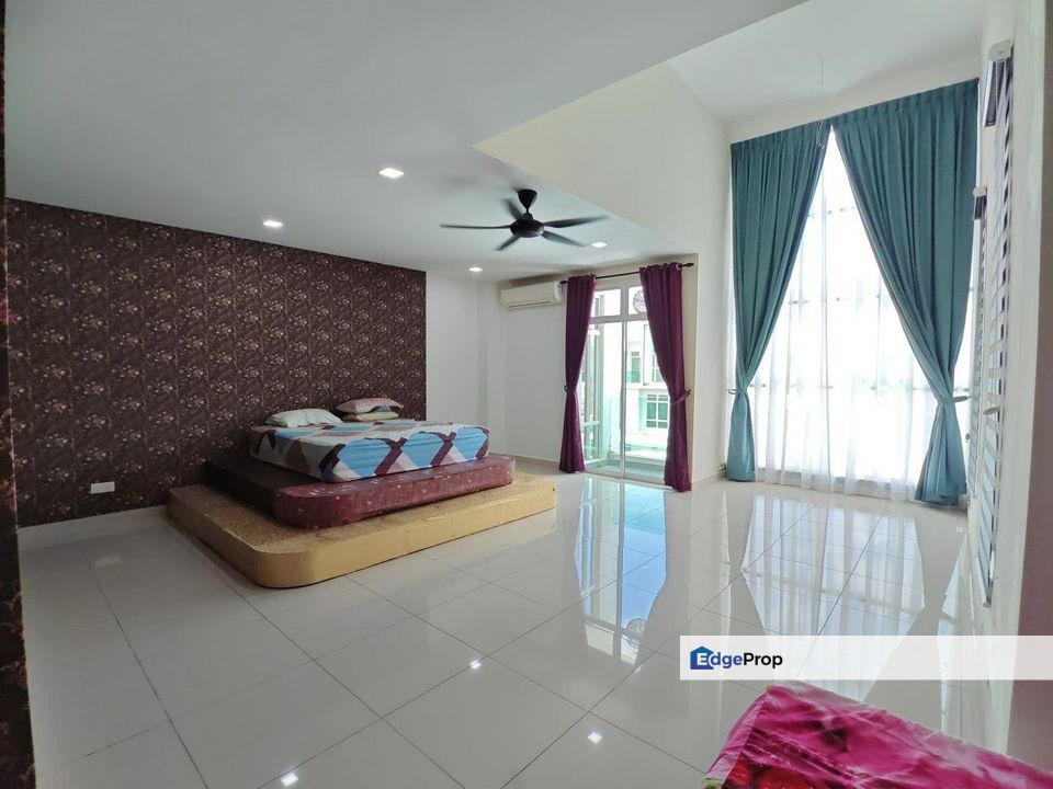 Freehold 3 storey superlink renovated and guarded at taman nusa sentral iskandar puteri johor, Johor, 