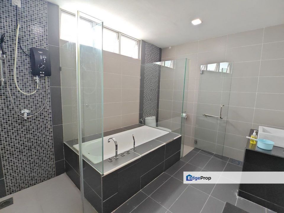 Freehold 3 storey superlink renovated and guarded at taman nusa sentral iskandar puteri johor, Johor, 