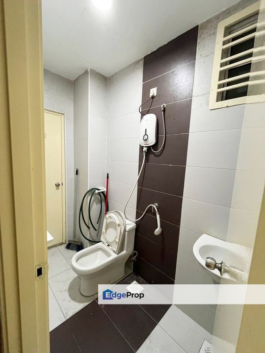 Freehold full loan 2 room service apartment at nusa height gelang patah, Johor, Gelang Patah