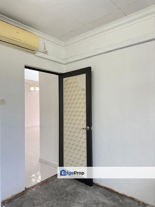 Freehold full loan skudai villa apartment renovated at skudai, Johor, Skudai