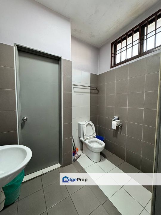 3 storey terra house renovated and guarded at taman mutiara mas sapphire skudai, Johor, Skudai