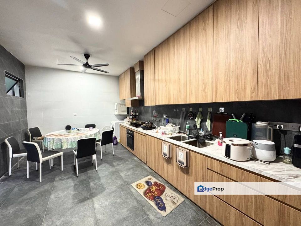 Freehold double storey cluster house unblock view renovated and guarded at the green horizon hill , Johor, 