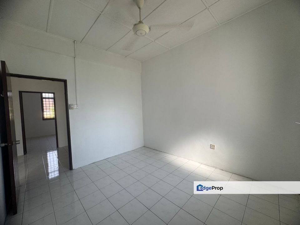 Freehold full loan double storey landed house at taman putri kulai, Johor, Kulai