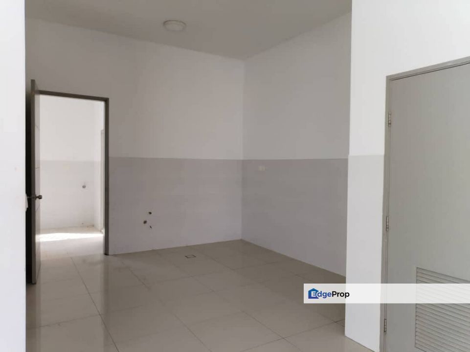 Freehold double storey end lot with land at the green horizon hill, Johor, 