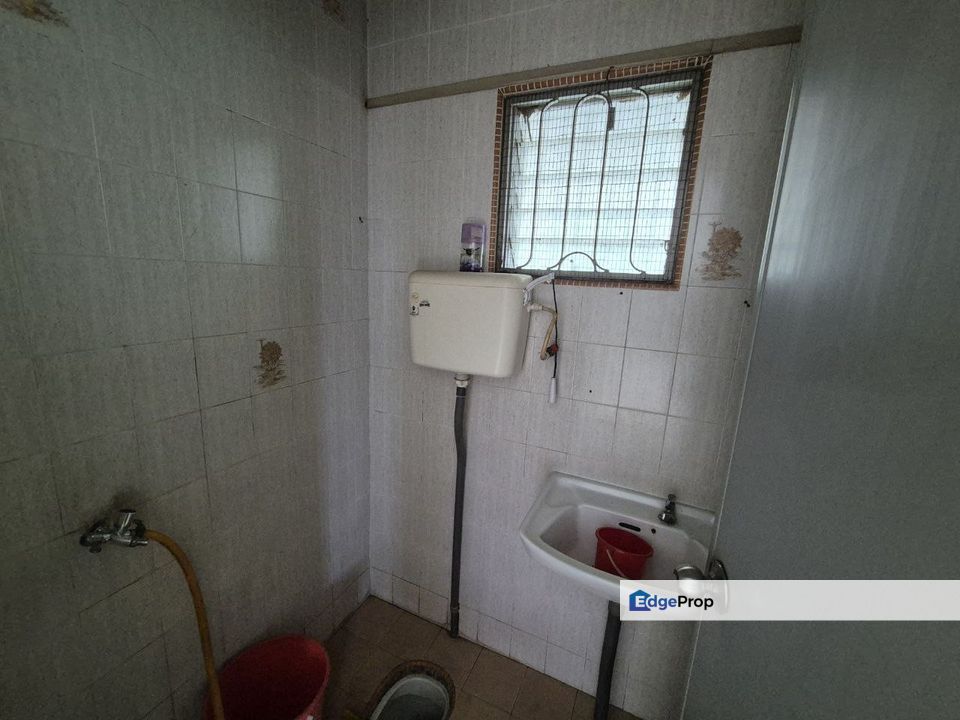 Freehold double storey landed house end lot with land at tun ungku aminah skudai, Johor, Skudai