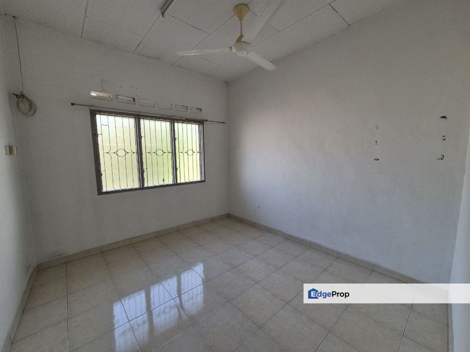 Freehold double storey landed house end lot with land at tun ungku aminah skudai, Johor, Skudai