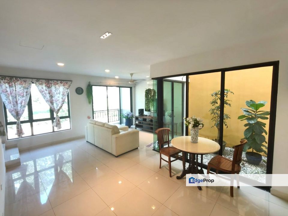 Freehold double storey landed house renovated and guarded at leisure farm iskandar puteri, Johor, Gelang Patah