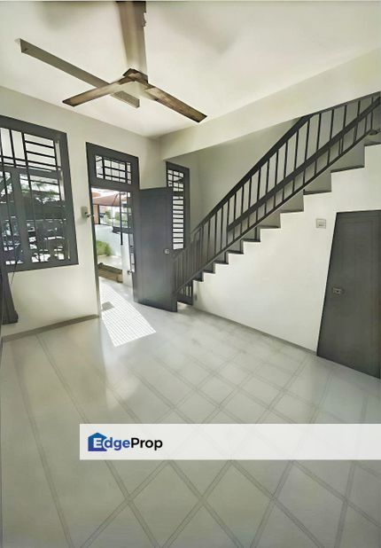 Double storey low medium cost landed at jalan bestari mutiara rini skudai, Johor, Skudai