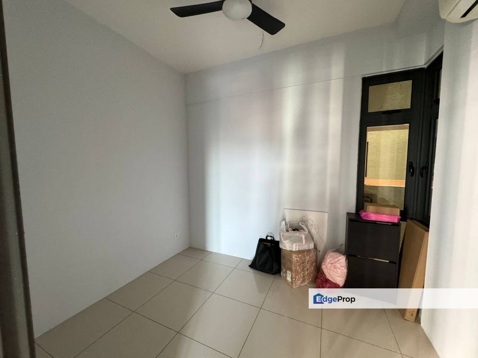 Freehold full loan service apartment at 8scape perling sutera skudai, Johor, Johor Bahru