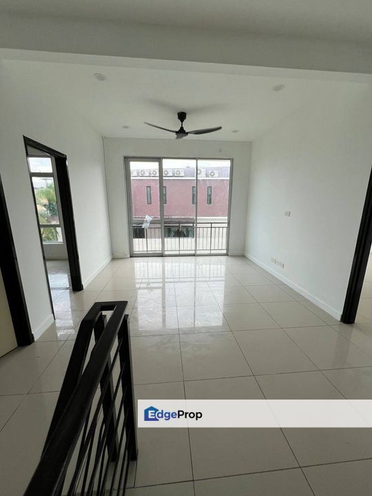 Freehold double storey end lot with extra land guarded at taman nusa idaman iskandar puteri, Johor, Nusajaya
