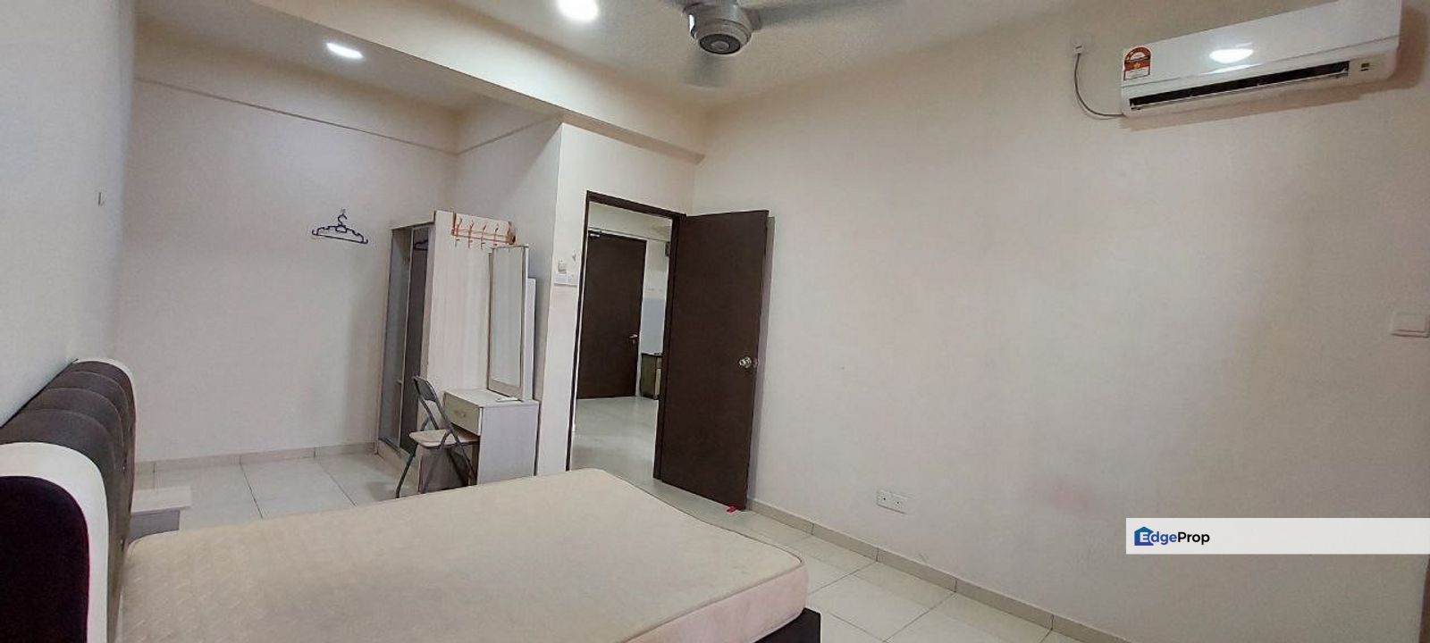 Full loan 2 room service apartment at the garden residence mutiarara mas skudai, Johor, Skudai