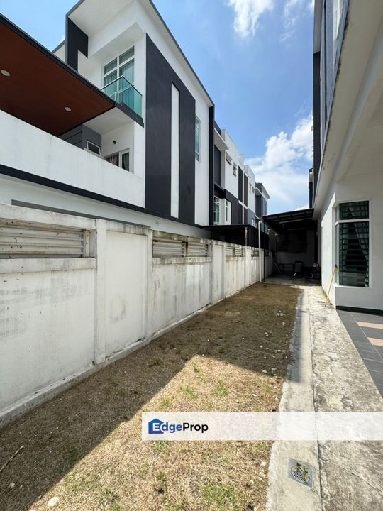 freehold 3 storey cluster house renovated and guarded at taman nusa sentral iskandar puteri, Johor, 