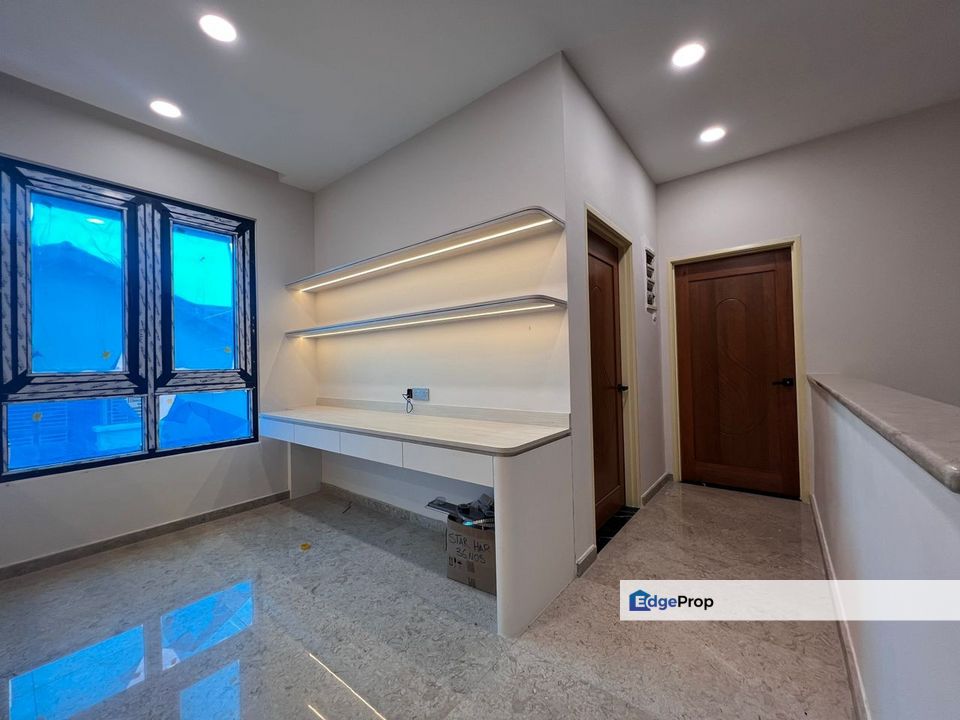 Freehold 2.5 storey cluster house fully renovated and guarded at horizon hill gateway iskandar puteri, Johor, Nusajaya