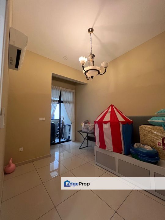 Freehold doublr storey landed end lot with land fully renovated and guarded at valley west horizon hill, Johor, 