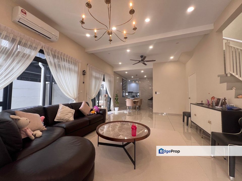 Freehold doublr storey landed end lot with land fully renovated and guarded at valley west horizon hill, Johor, 