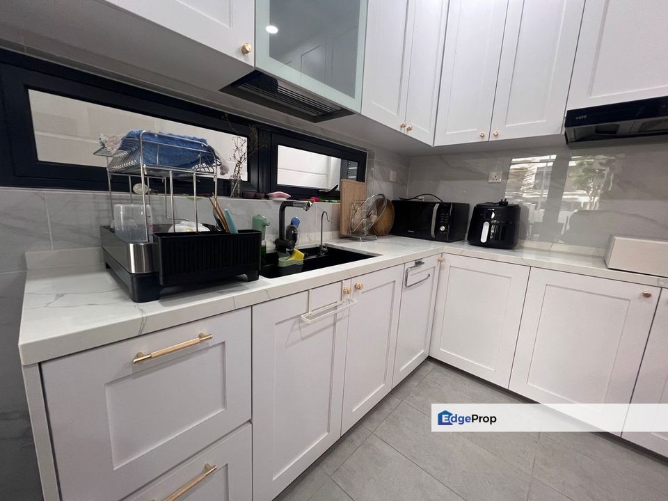 Freehold doublr storey landed end lot with land fully renovated and guarded at valley west horizon hill, Johor, 