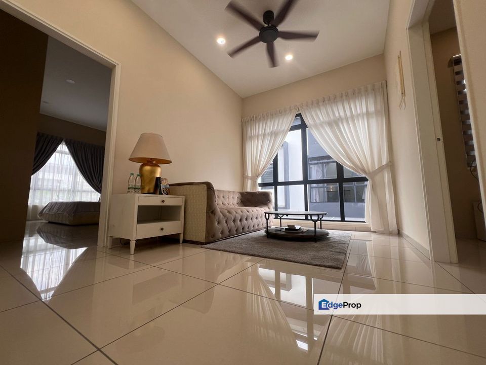 Freehold doublr storey landed end lot with land fully renovated and guarded at valley west horizon hill, Johor, 