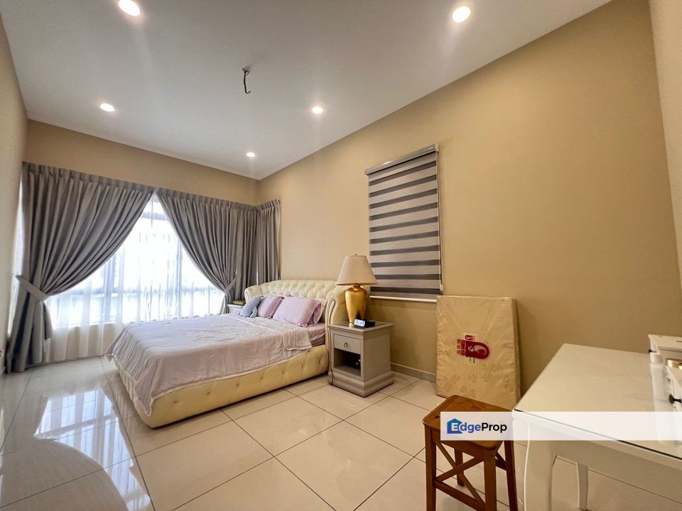 Freehold doublr storey landed end lot with land fully renovated and guarded at valley west horizon hill, Johor, 