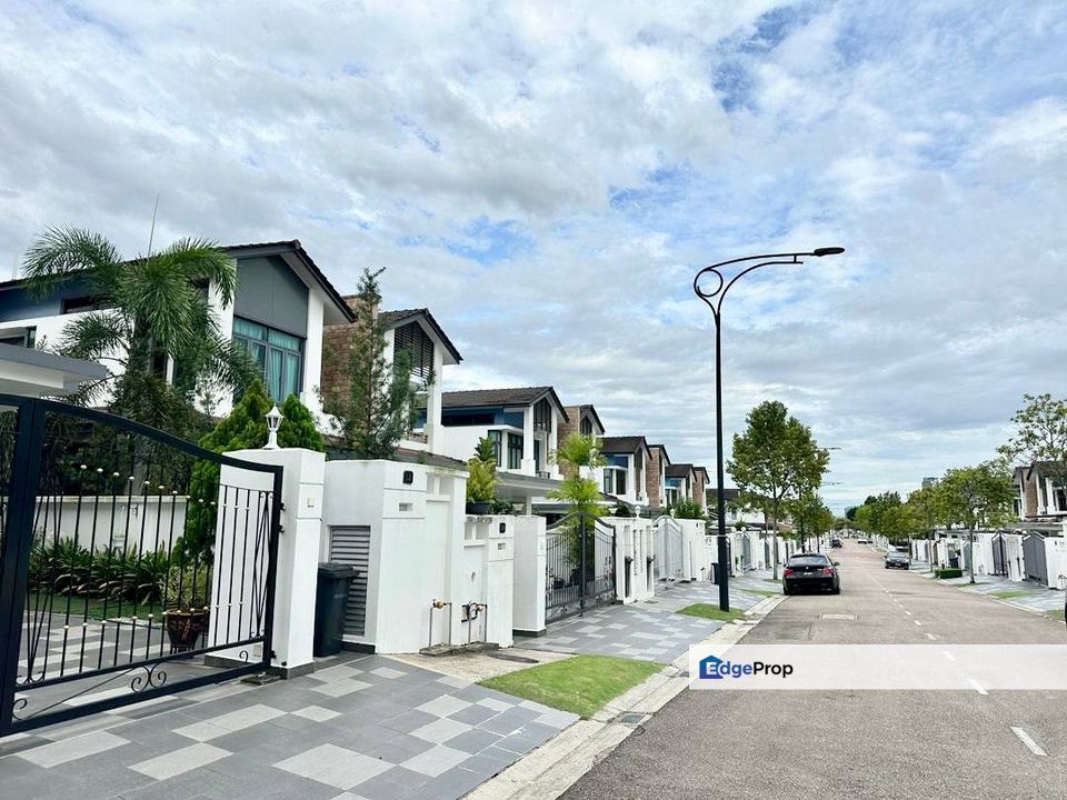 Fully furniture double storey cluster house guarded at eco botanic iskandar puteri, Johor, Nusajaya