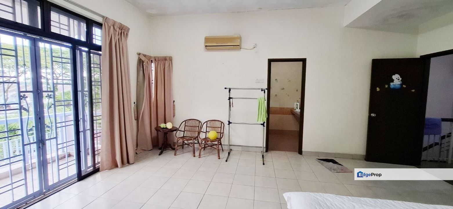 Freehold 3 storey landed house renovated and guarded house at bandar putra kulai, Johor, Kulai
