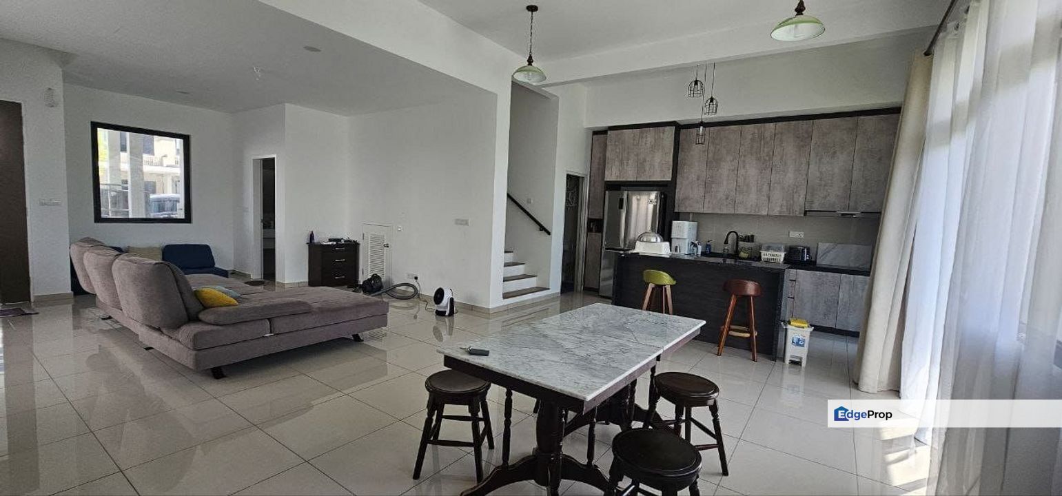 1.5 storey townhouse renovated guarded end lot with land at sunway citrine medini, Johor, 