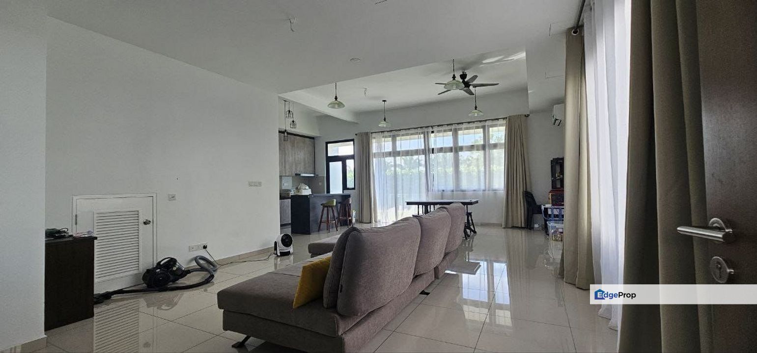 1.5 storey townhouse renovated guarded end lot with land at sunway citrine medini, Johor, 