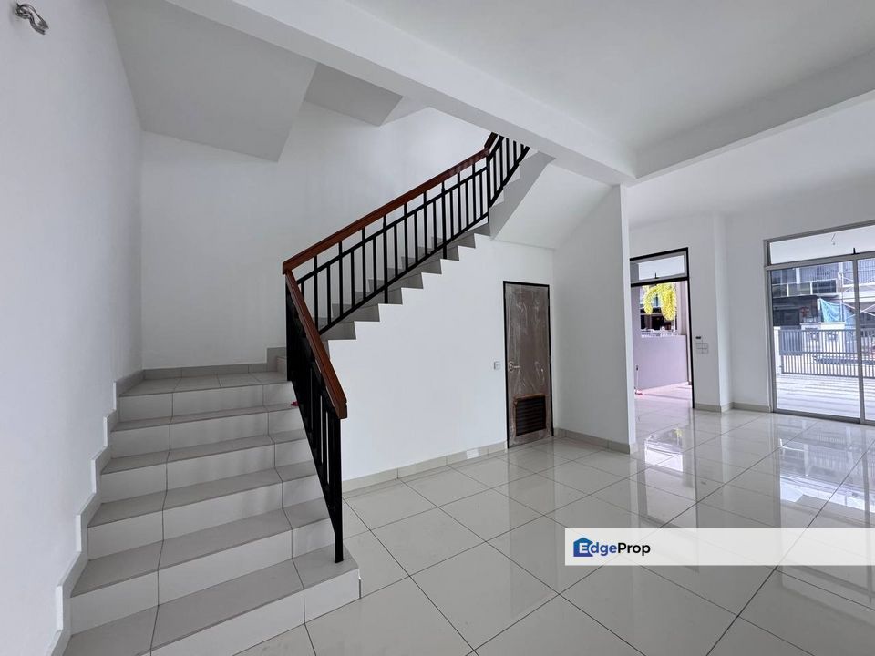 Freehold 2.5 storey superlink end lot with land guarded at taman sutera utama skudai, Johor, Skudai