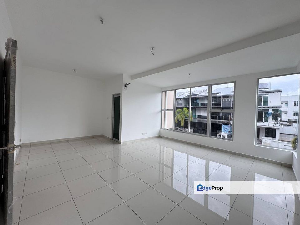 Freehold 2.5 storey superlink end lot with land guarded at taman sutera utama skudai, Johor, Skudai