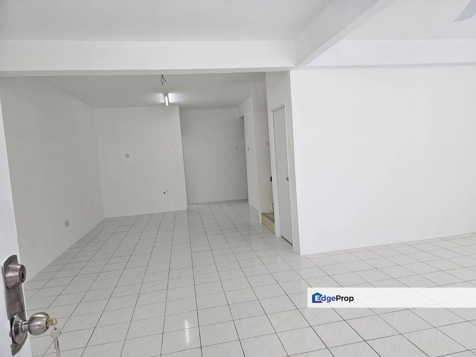 Freehold full loan double storey landed house at taman putri kulai, Johor, Kulai