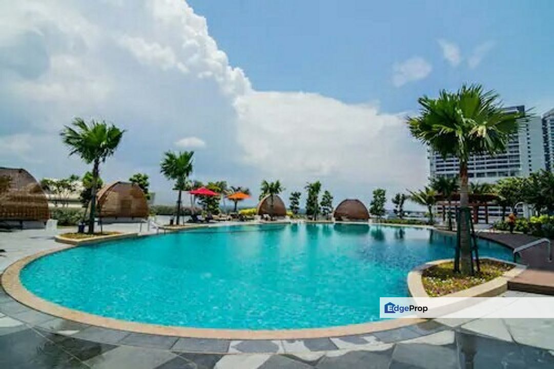 Freehold studio unit seaview at almas suites puteri harbour foreigner eligible , Johor, 