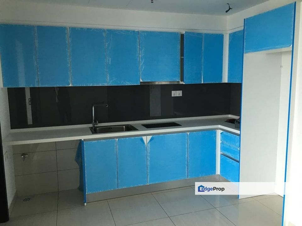 Freehold studio unit seaview at almas suites puteri harbour foreigner eligible , Johor, 