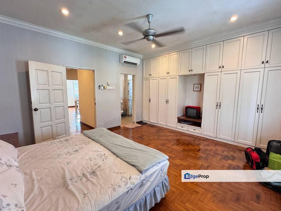 Freehold double storey superlink guarded and renovated at taman impian emas skudai, Johor, Skudai