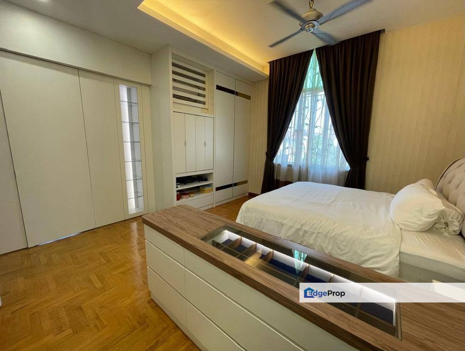 Freehold double storey semi renovated and guarded at impian emas skudai, Johor, Skudai