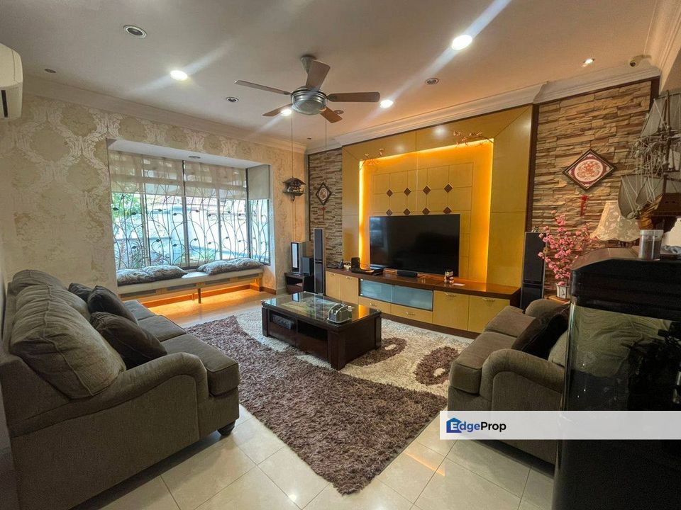 Freehold double storey semi renovated and guarded at impian emas skudai, Johor, Skudai