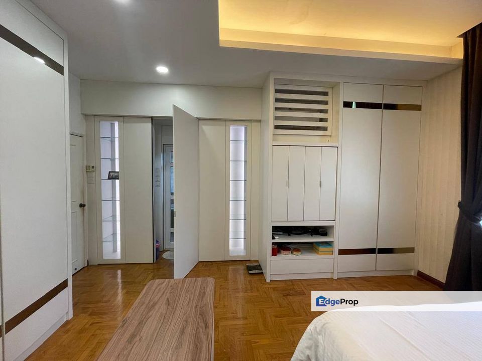 Freehold double storey semi renovated and guarded at impian emas skudai, Johor, Skudai