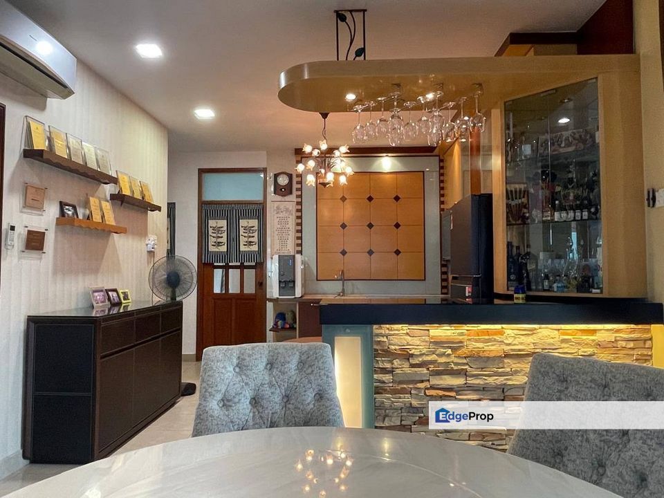 Freehold double storey semi renovated and guarded at impian emas skudai, Johor, Skudai