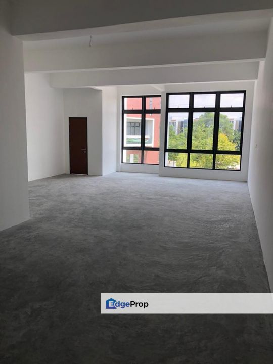 First floor facing main road three storey shoplot at versis medini, Johor, 