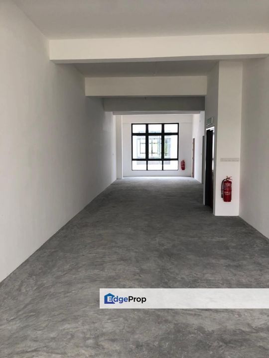 First floor facing main road three storey shoplot at versis medini, Johor, 