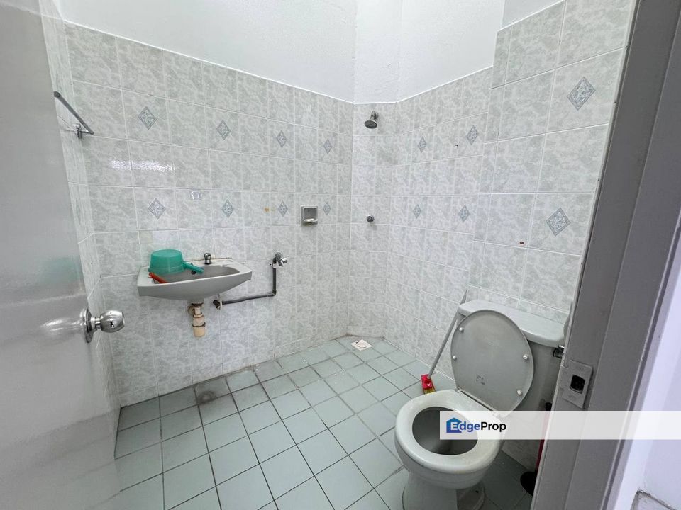 Freehold full loan double storey landed house renovated at taman putri kulai, Johor, Kulai